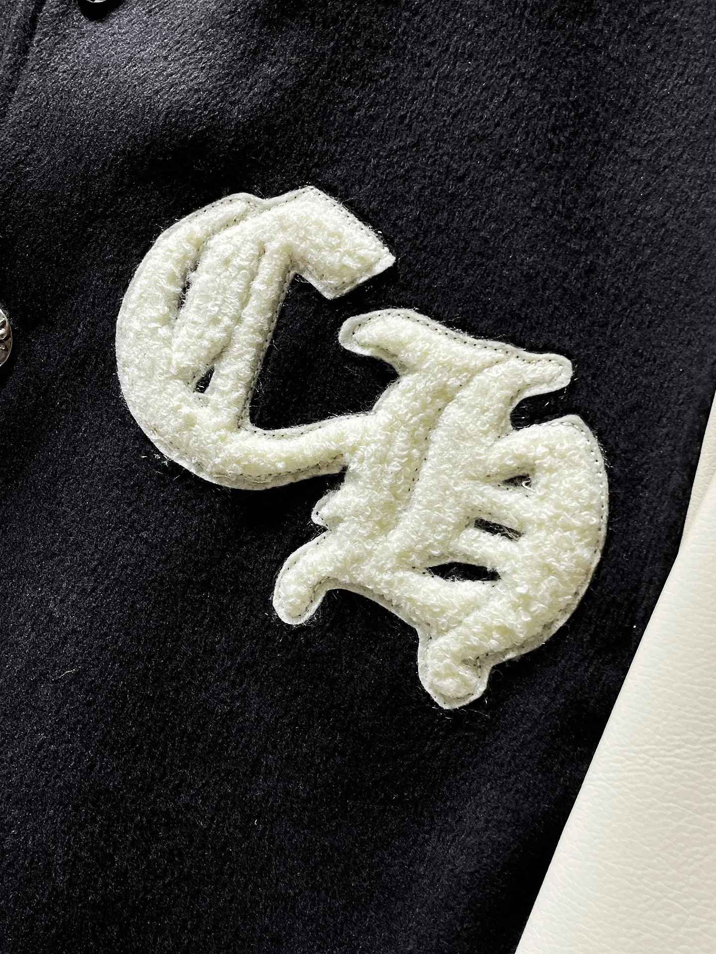 P436 new highest version! Chrome Hearts 🍁Winter clothing is here🍁 Sanskrit cross woolen leather sleeves spliced ​​with baseball embroidery cotton clothing, heavy embroidery ➕ both sleeves and the whole leather. Counter synchronization, heavy industry! ! Customized version of thickened woolen fabric, silk lining, customized version of hardware, not the ordinary version on the market! ! 🌈Recommended color: black and white color matching🌈Code number: S, M, L, XL